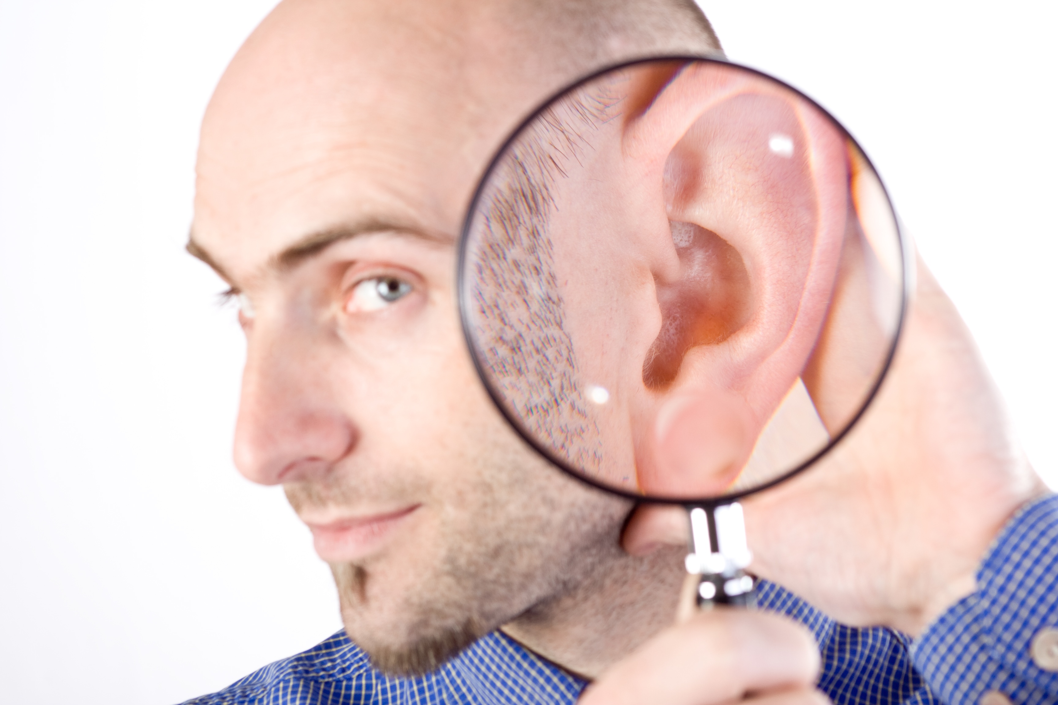 Глухота аномалия. Заболевание ухо глухота. Внимательное ухо. Ухудшение слуха. Люди с плохим слухом.